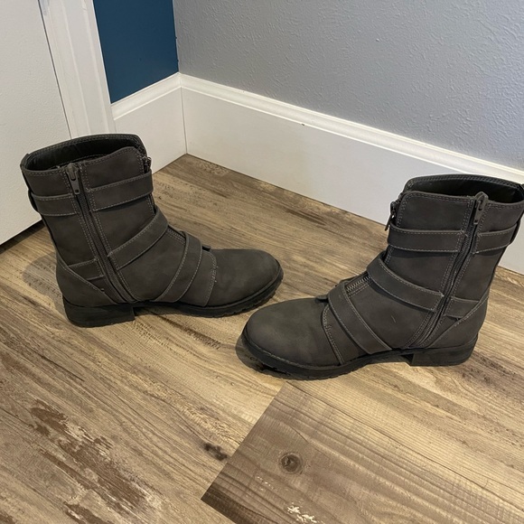 American Eagle women’s grey zippered boots - Picture 3 of 7